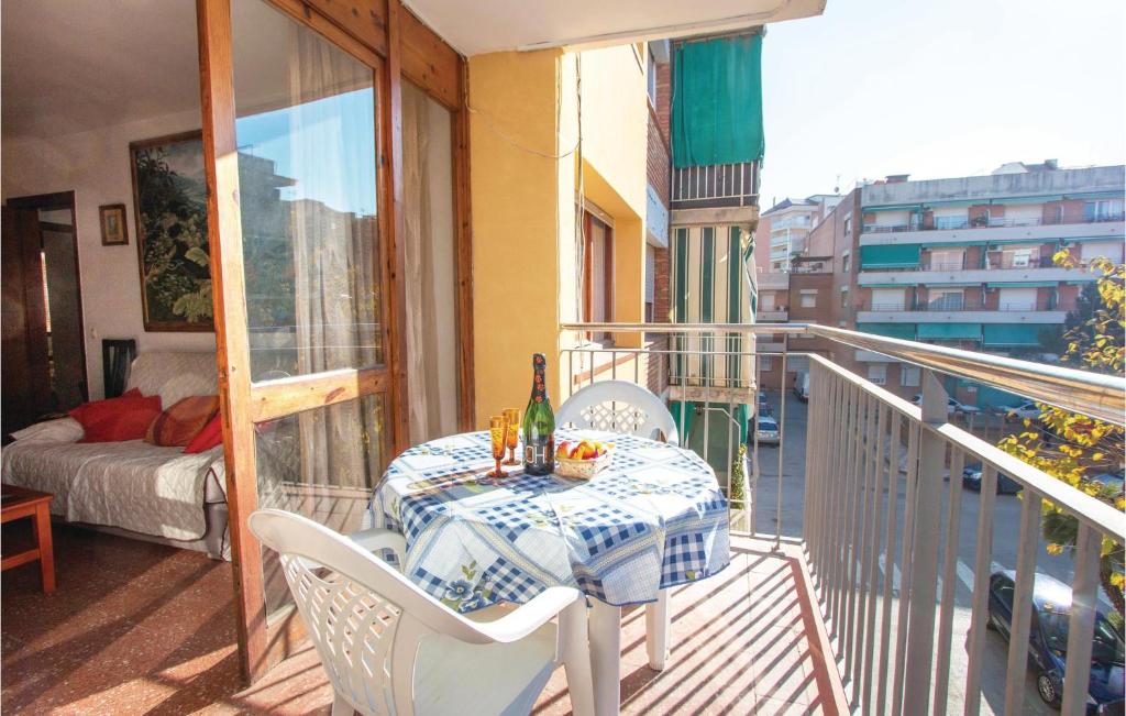 Nice Apartment In Pineda De Mar With 2 Bedrooms
