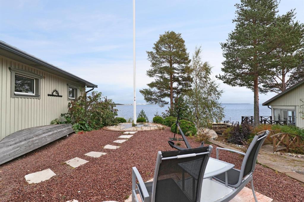 Beautiful & luxury beachfront 3BR villa near Pite Havsbad photo 4