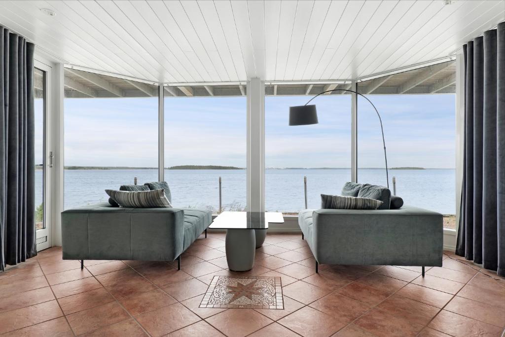 Beautiful & luxury beachfront 3BR villa near Pite Havsbad photo 3