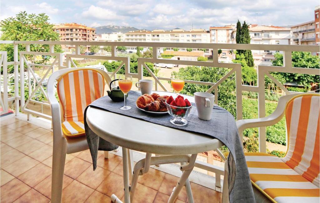 Beautiful Apartment In Pineda De Mar With 2 Bedrooms