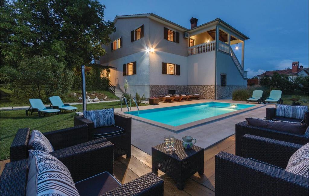 Nice Home In Jakacici With 4 Bedrooms, Wifi And Outdoor Swimming Pool