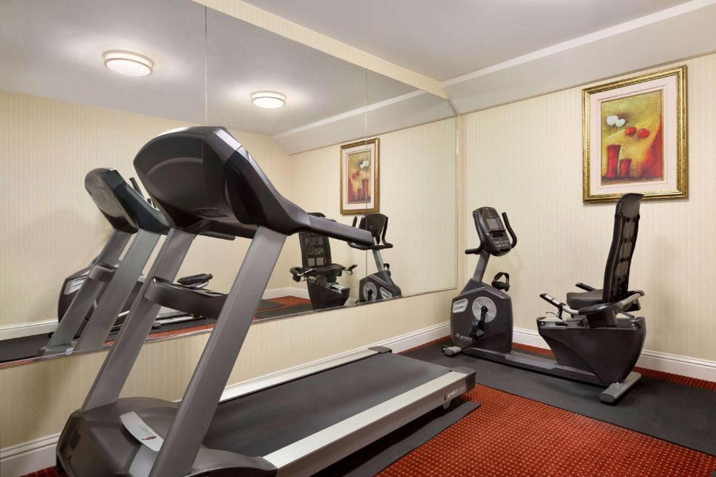 Ramada by Wyndham Oakland Downtown City Center photo 4