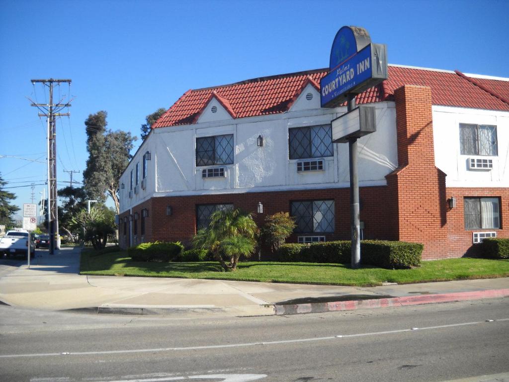 Palms Courtyard Inn image