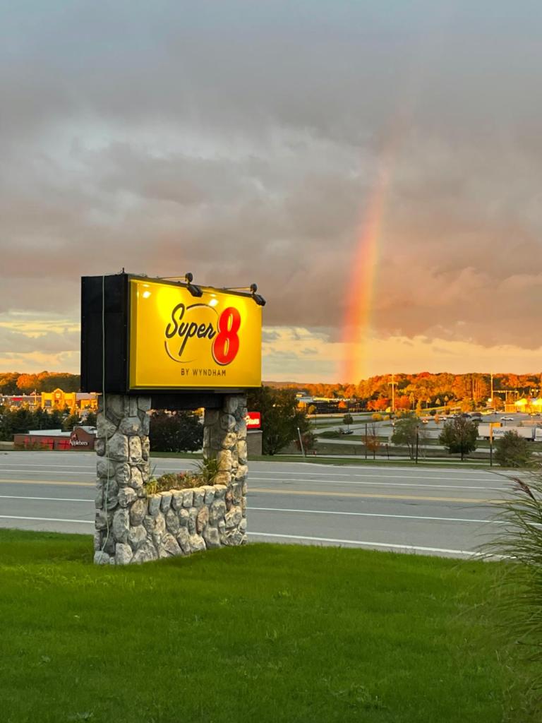 Super 8 by Wyndham Petoskey photo 4