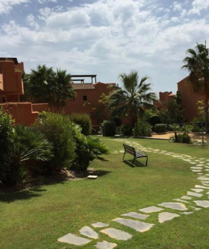 Precioso apartamento con jardín y piscina comunitaria photo 2