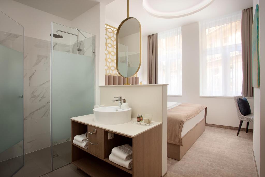 Mera Hotel Room Type - Superior Queen Room