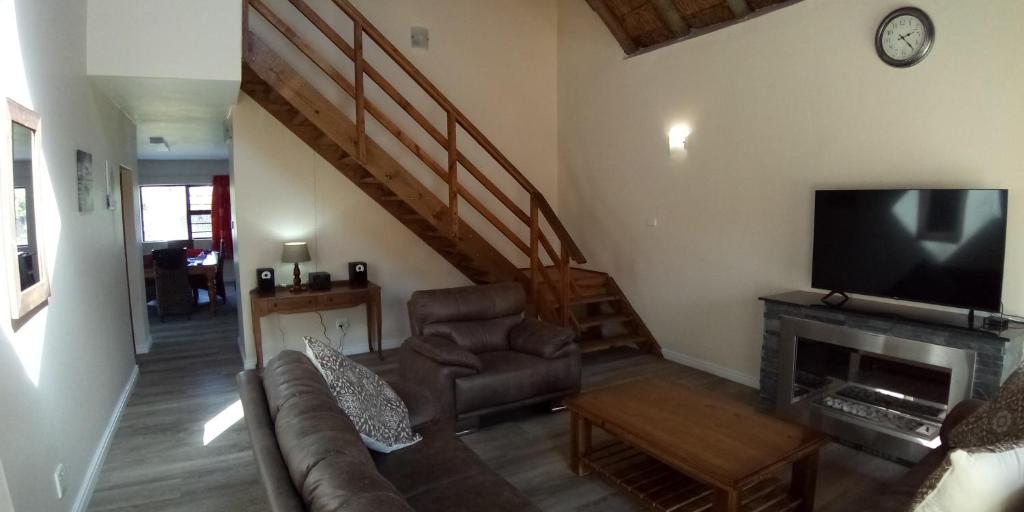 Whole House! Sleeps 6 with Solar Power and Pool photo 3