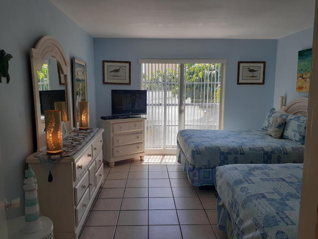 Turtle Crawl Inn - Longboat Key photo 1