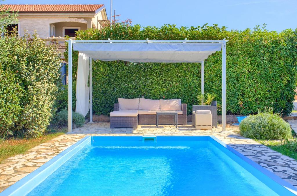 Holiday house NIKA with pool and jacuzzi photo 3