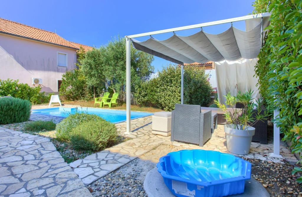 Holiday house NIKA with pool and jacuzzi photo 4