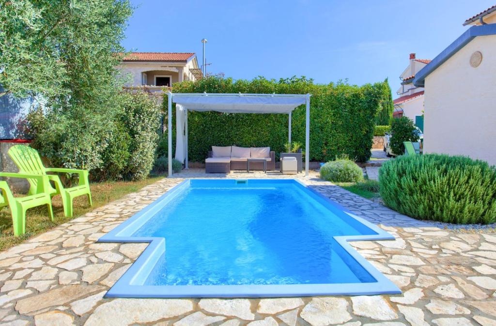 Holiday house NIKA with pool and jacuzzi photo 1