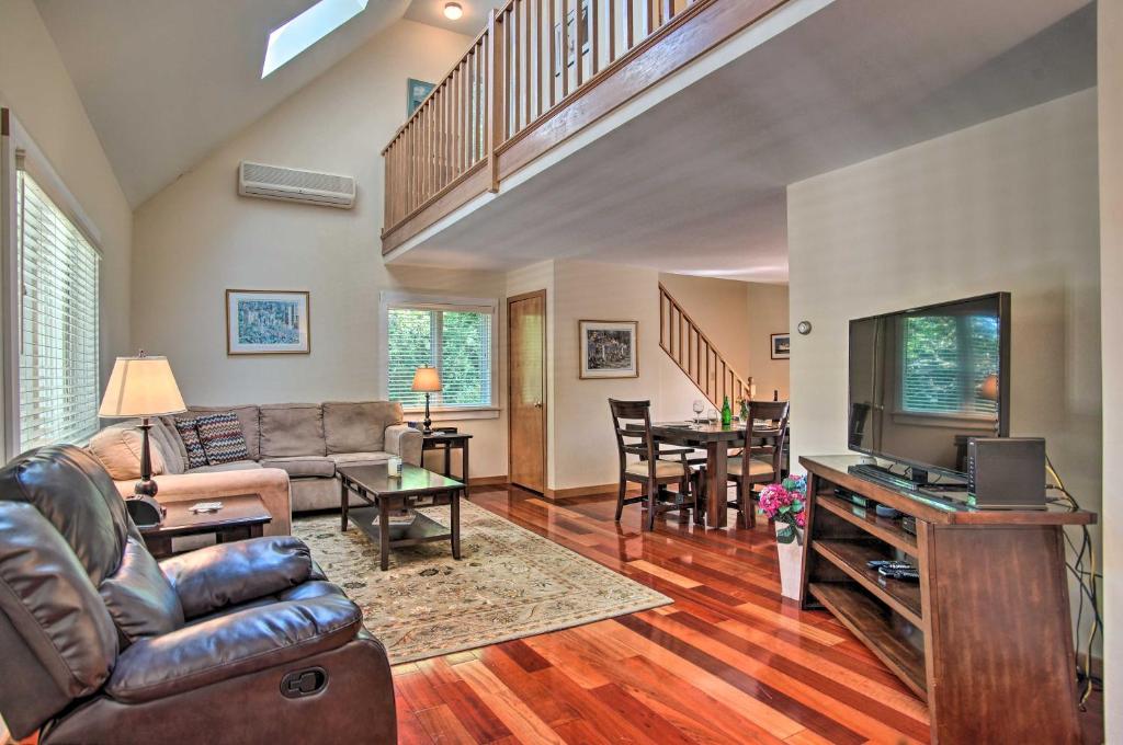 Vineyard Gem Less Than 2 Mi to Beach and Oak Bluffs!