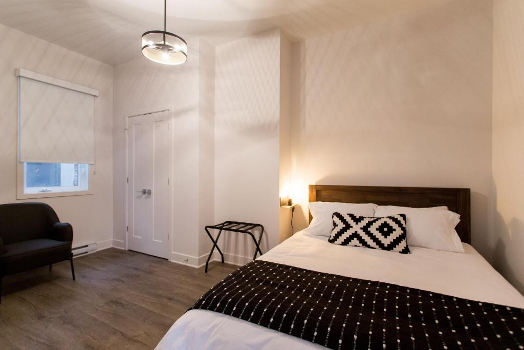 Huge 2 Bdr with Balcony in Mile End by Den Stays - Tap to explore photos