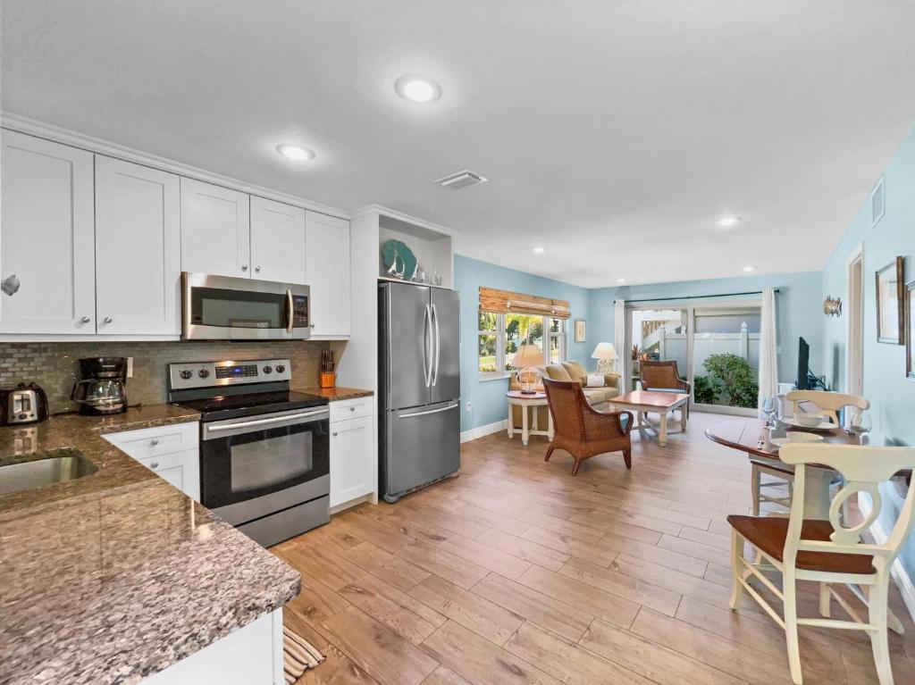 Newly Fully Updated and Modern, Short Walk to BEACH photo 2