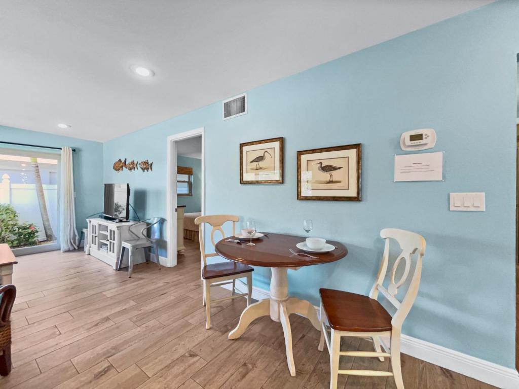 Newly Fully Updated and Modern, Short Walk to BEACH photo 4