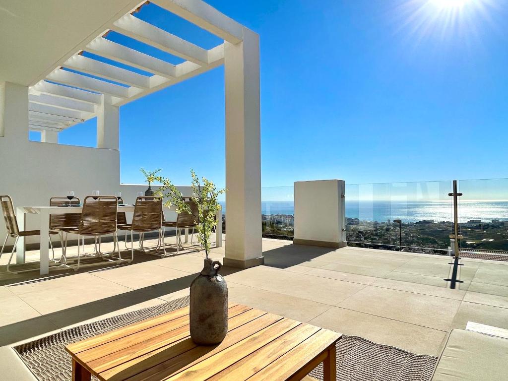 Bayview -Superb Luxurious Sea View Penthouse with private hot tub by Solrentspain photo 4