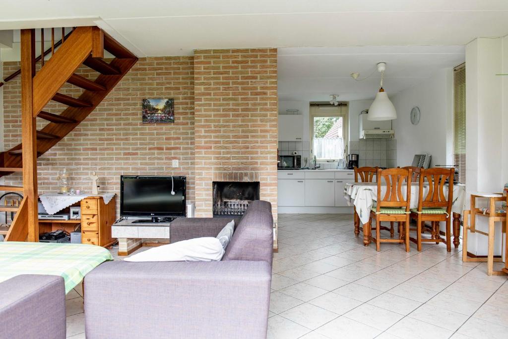 Bungalow 40 op Recreatiepark De Wielen photo 2