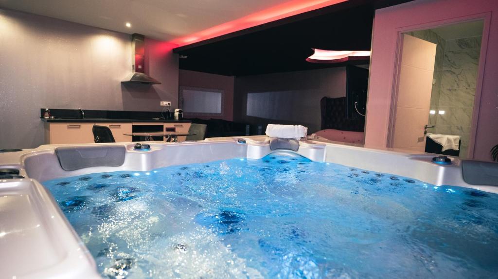Love night Marseille jacuzzi photo 3