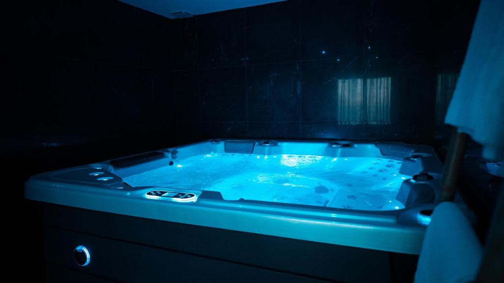 Love night Marseille jacuzzi photo 2