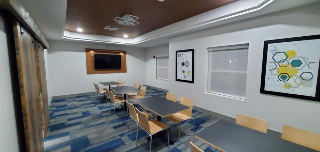 Holiday Inn Express & Suites Williamsburg, an IHG Hotel photo 3