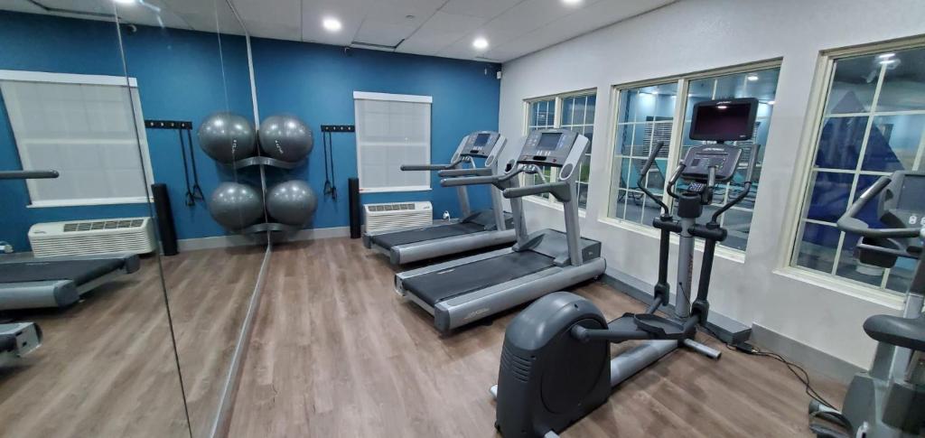 Holiday Inn Express & Suites Williamsburg, an IHG Hotel photo 2