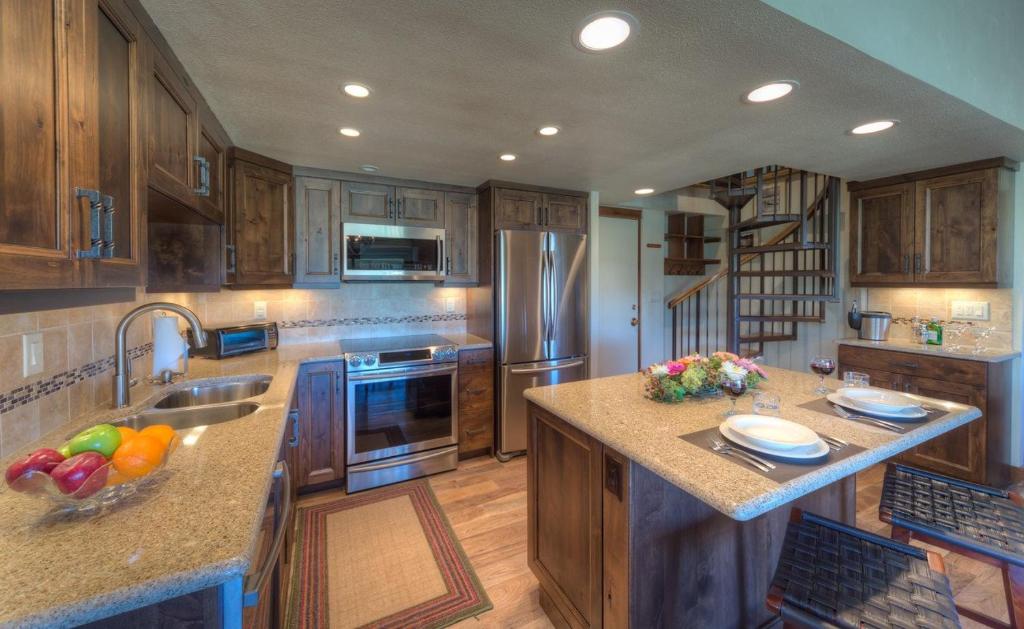 Bear Claw 404 - Ski-in Ski-out Condo! image