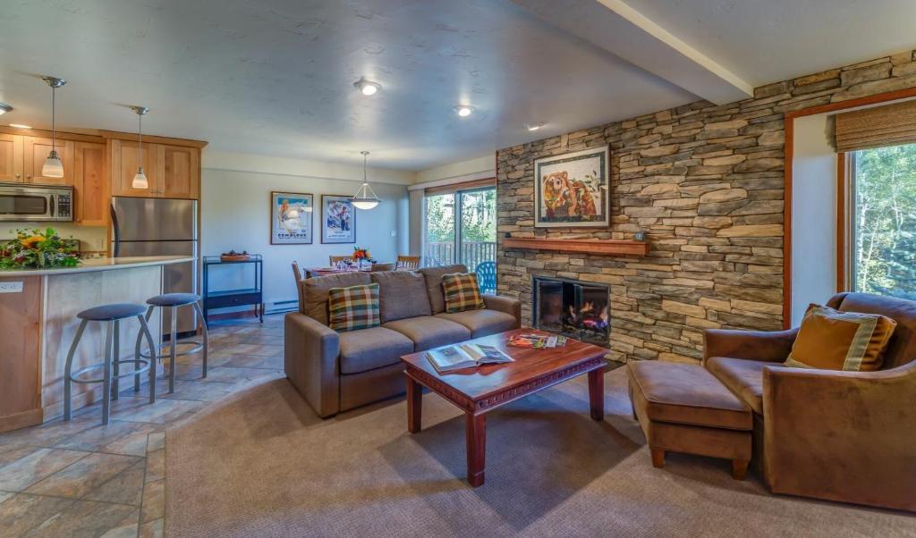 Bear Claw 201 - Ski-in Ski-out Condo! image