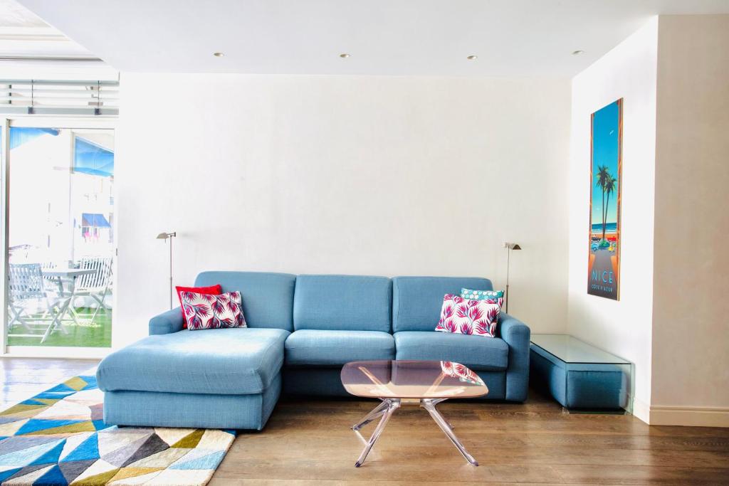 Luxurious 2 Bedrooms Apartment, 30 meter from beach photo 2