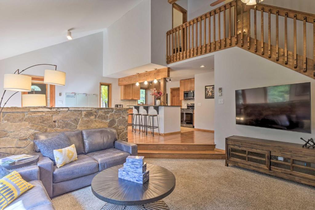 Cozy Blue River Cabin with Treehouse 6 Mi to Skiing
