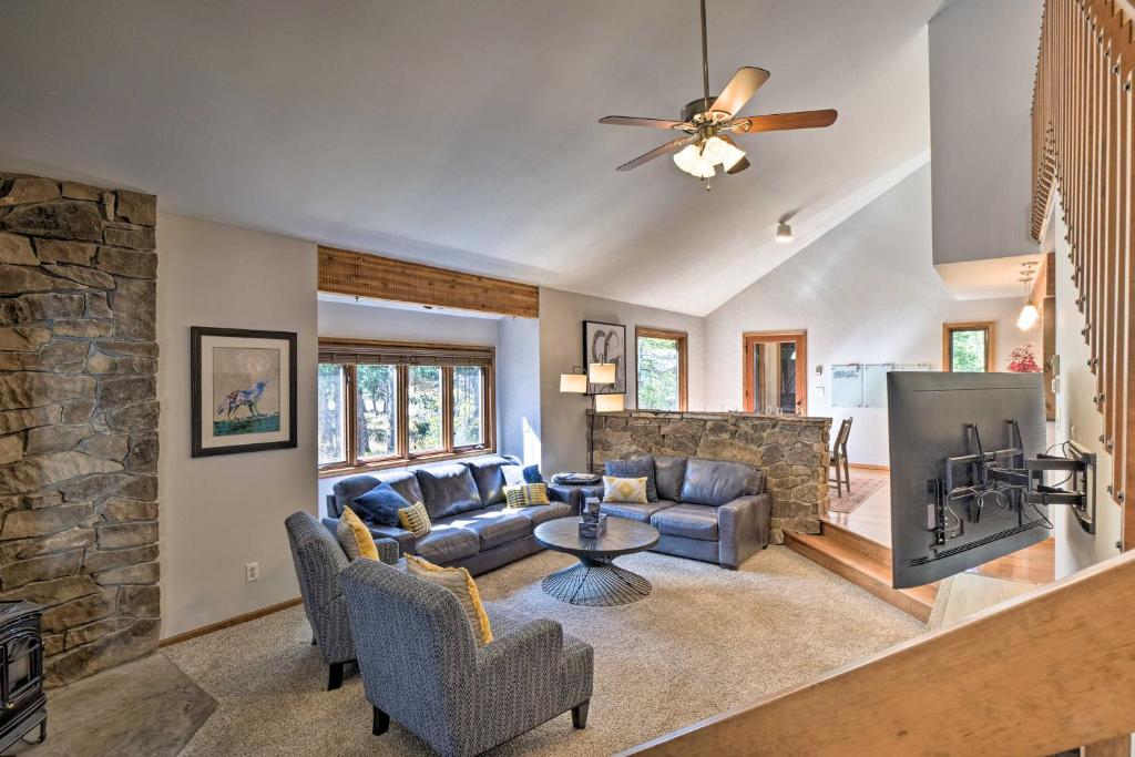 Cozy Blue River Cabin with Treehouse 6 Mi to Skiing photo 3