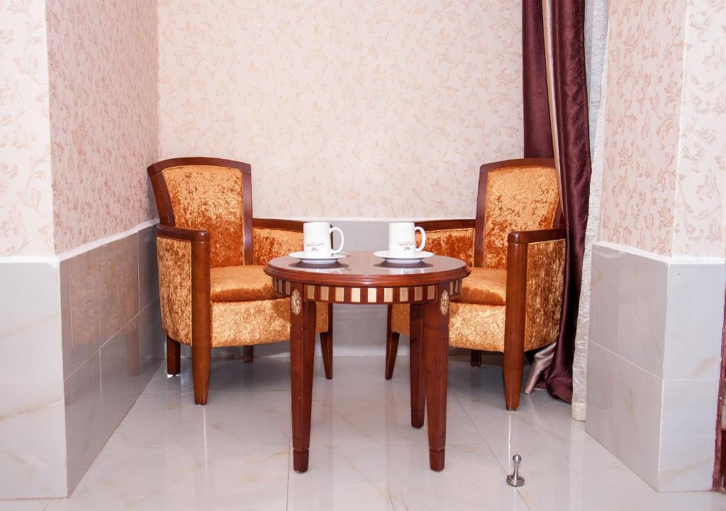 Easy Hotel Kenya - Tap to explore photos