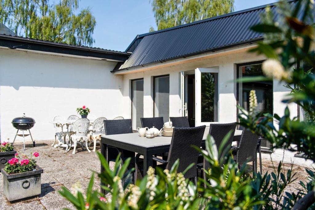 Large and beautifully decorated pool house in Tomelilla, Österlen photo 4