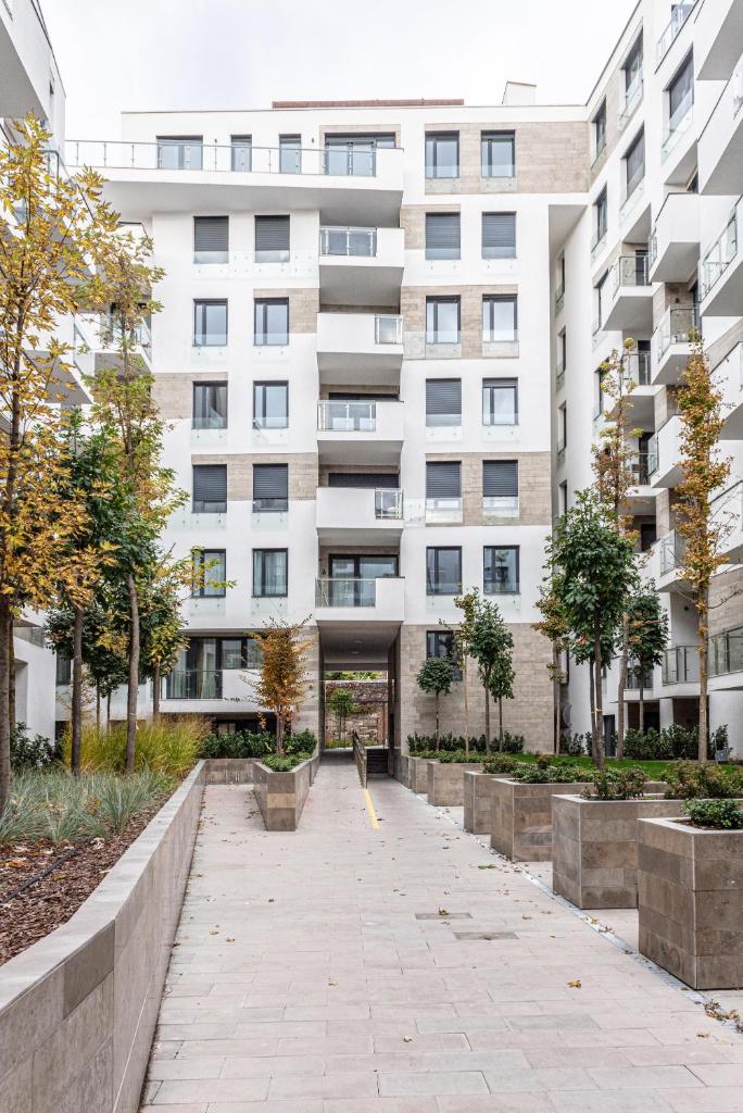 Dob36 Apartment with FREE Private PARKING and BALCONY