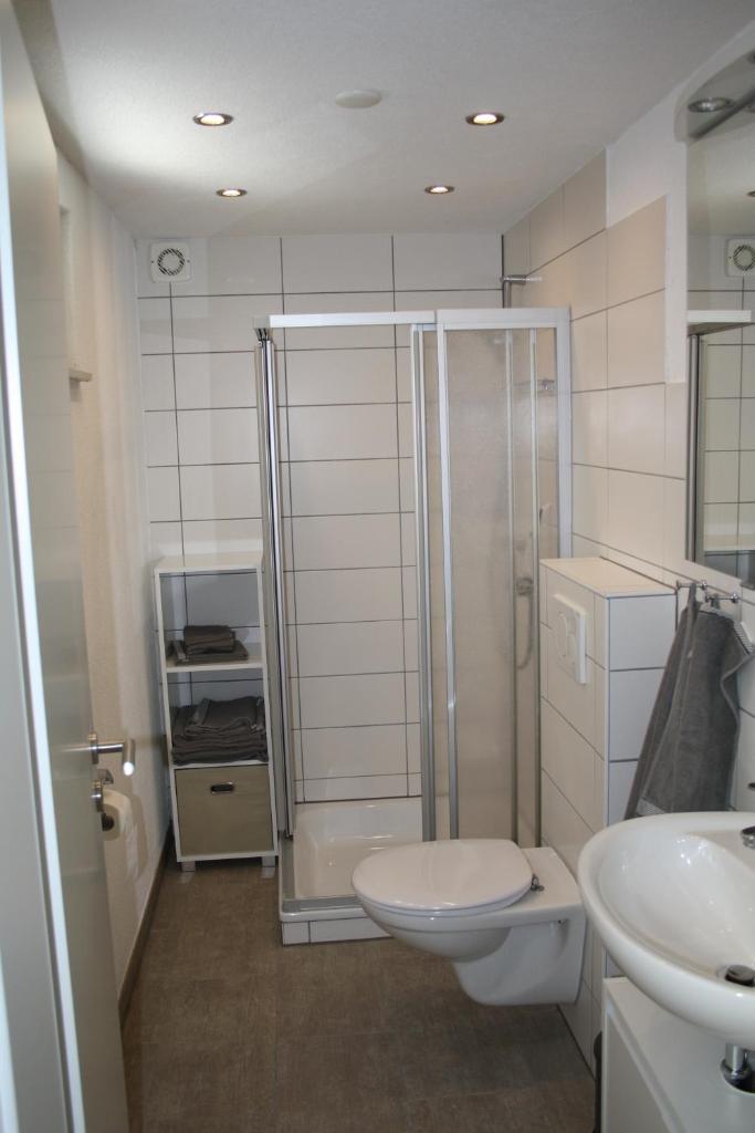 Schönes Zimmer mit Bad für Reisende photo 2
