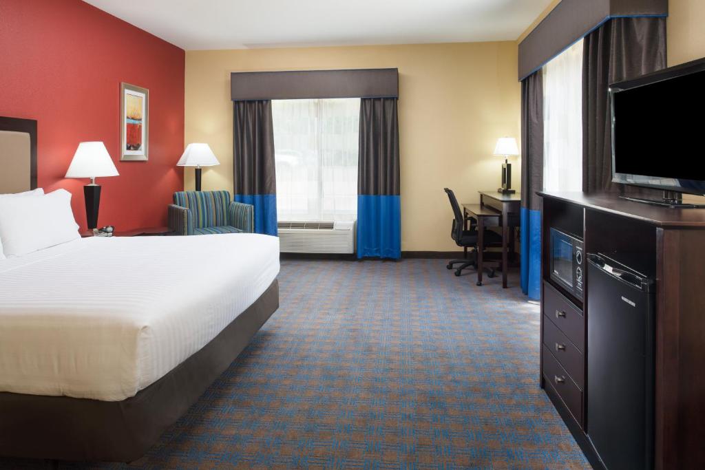 Holiday Inn Express & Suites W. Monroe, an IHG Hotel image