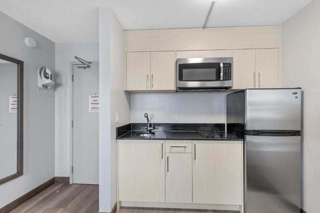 Emerald Hotel & Suites Calgary Airport photo 3