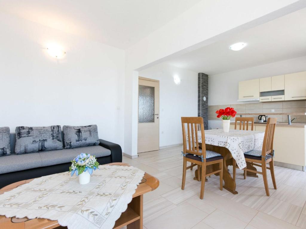 Apartment Suzana - SNJ138 by Interhome photo 3