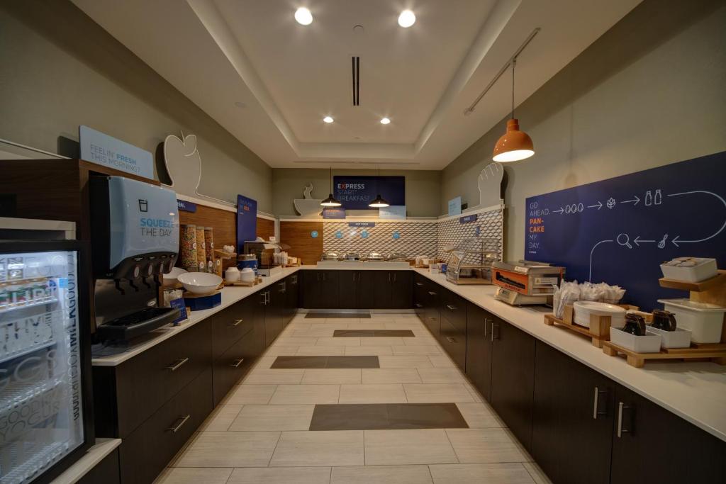 Holiday Inn Express Hotel & Suites Oklahoma City-West Yukon, an IHG Hotel photo 4