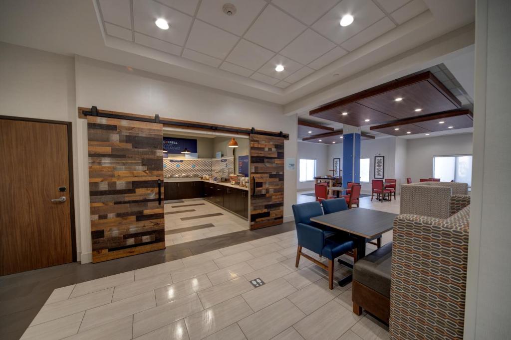 Holiday Inn Express Hotel & Suites Oklahoma City-West Yukon, an IHG Hotel photo 3