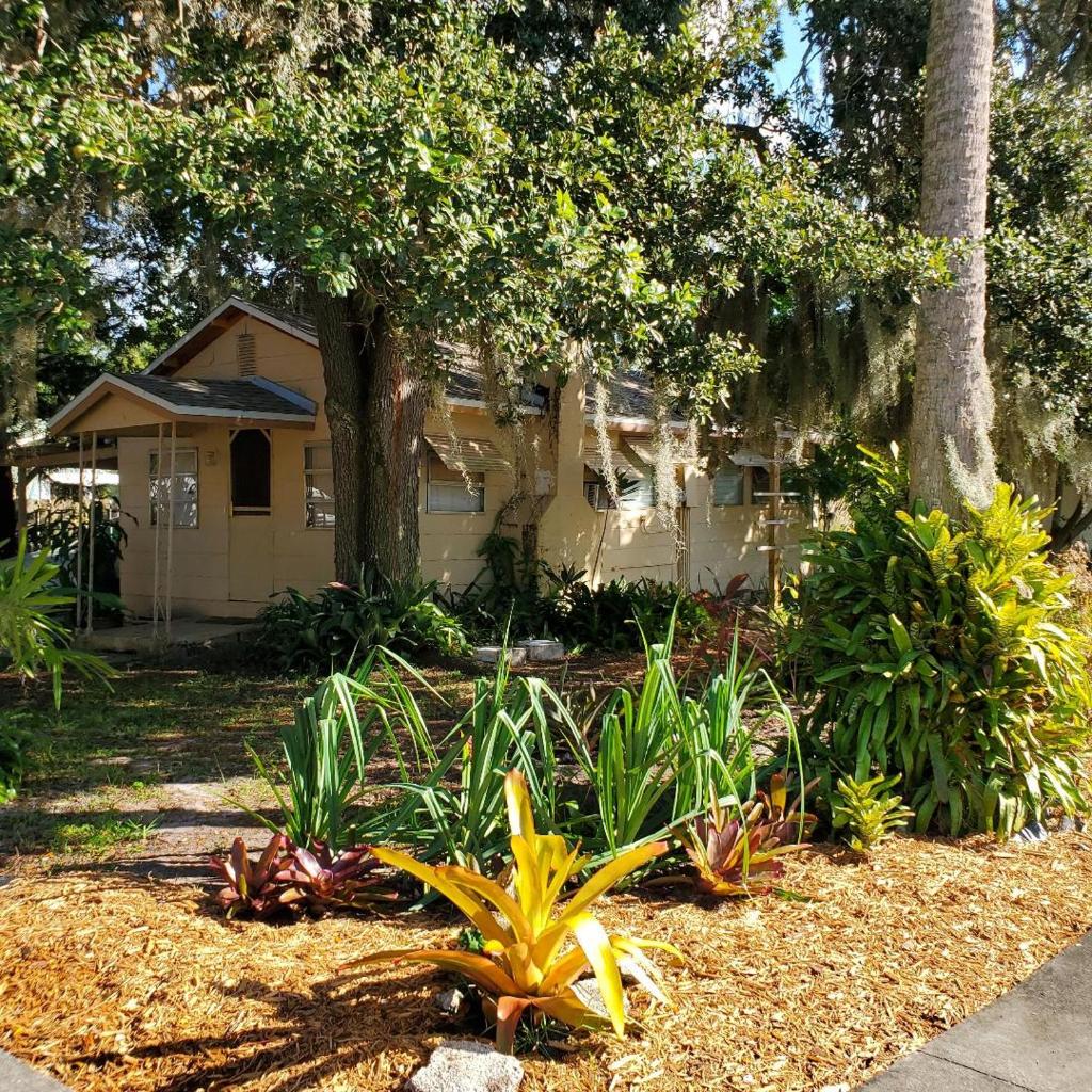 1 Beige Cozy Bungalow or 1 White Cozy Efficiency Cottage in Titusville image