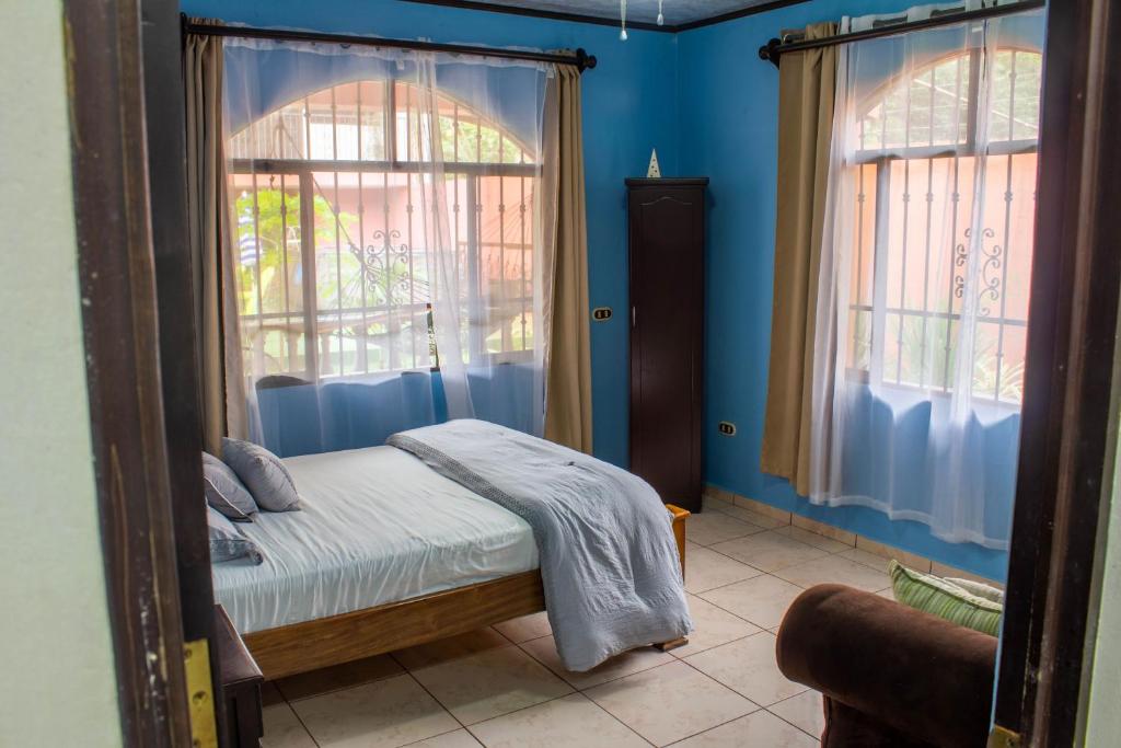 Tico House Bed & Breakfast photo 1