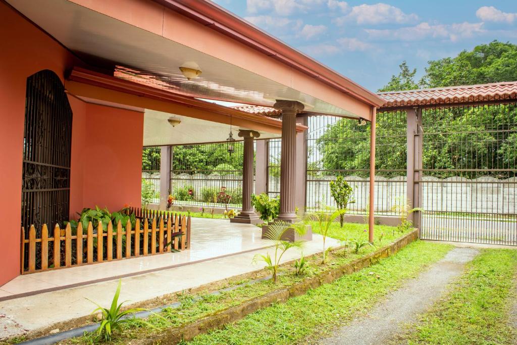 Tico House Bed & Breakfast photo 4