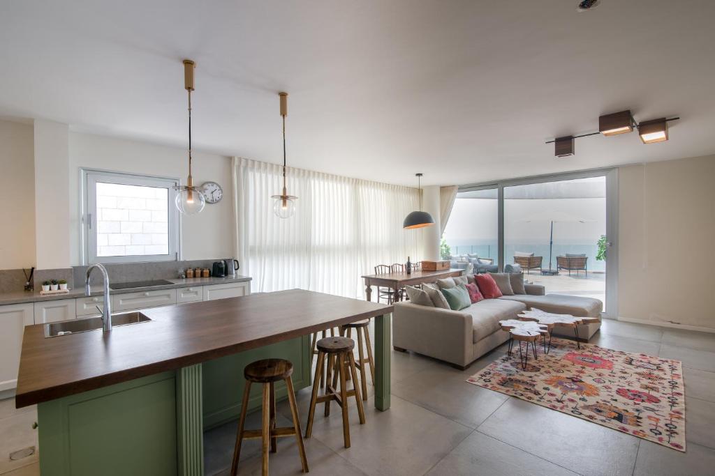 The dream penthouse in front of the sea with Jacuzzi and BBQ photo 3