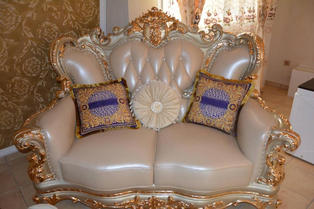 Le Petit Versailles - Thumbnail image