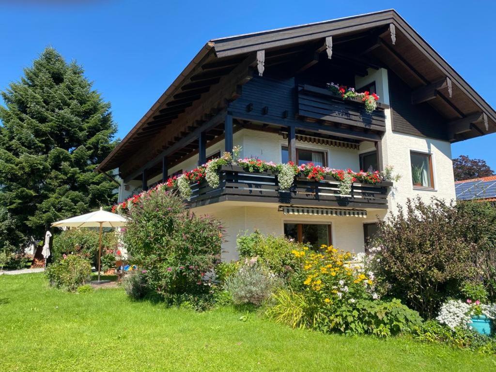 Charmantes Garten-Apartment: Erholung im Chiemgau