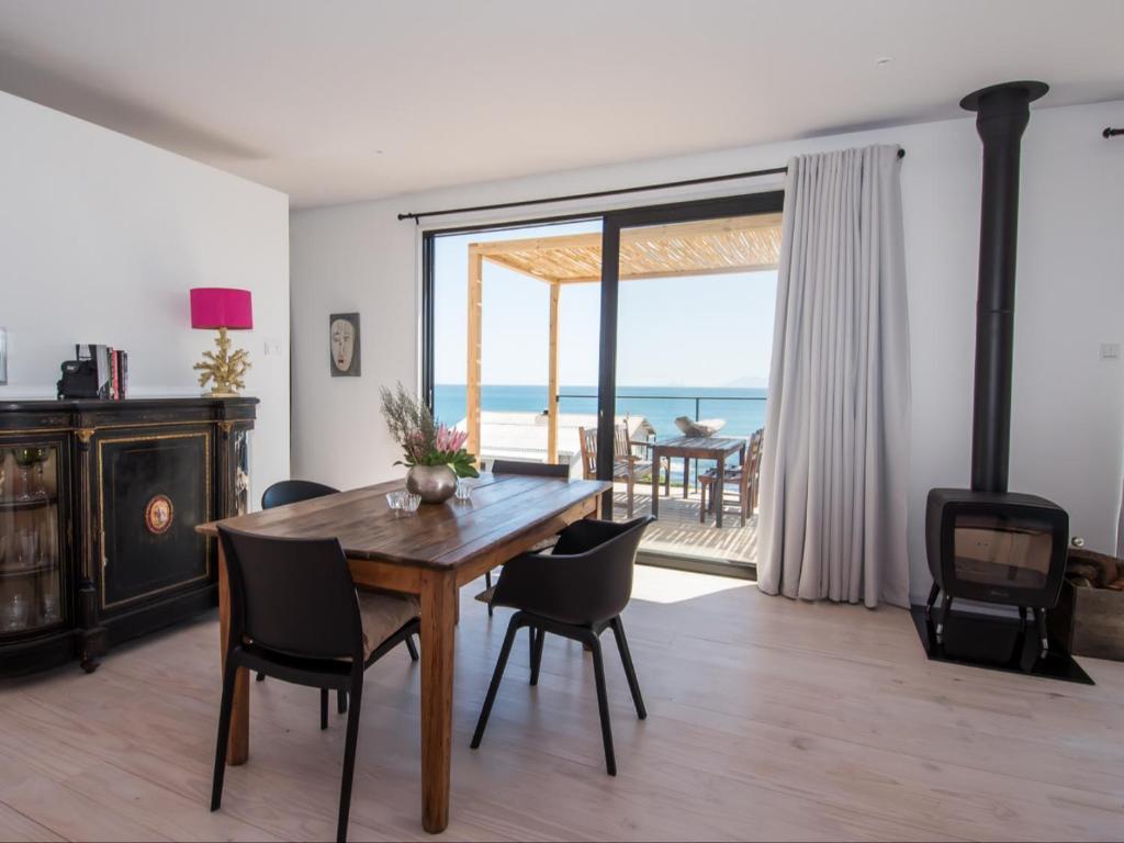 Whale and Gin Spotter photo 2