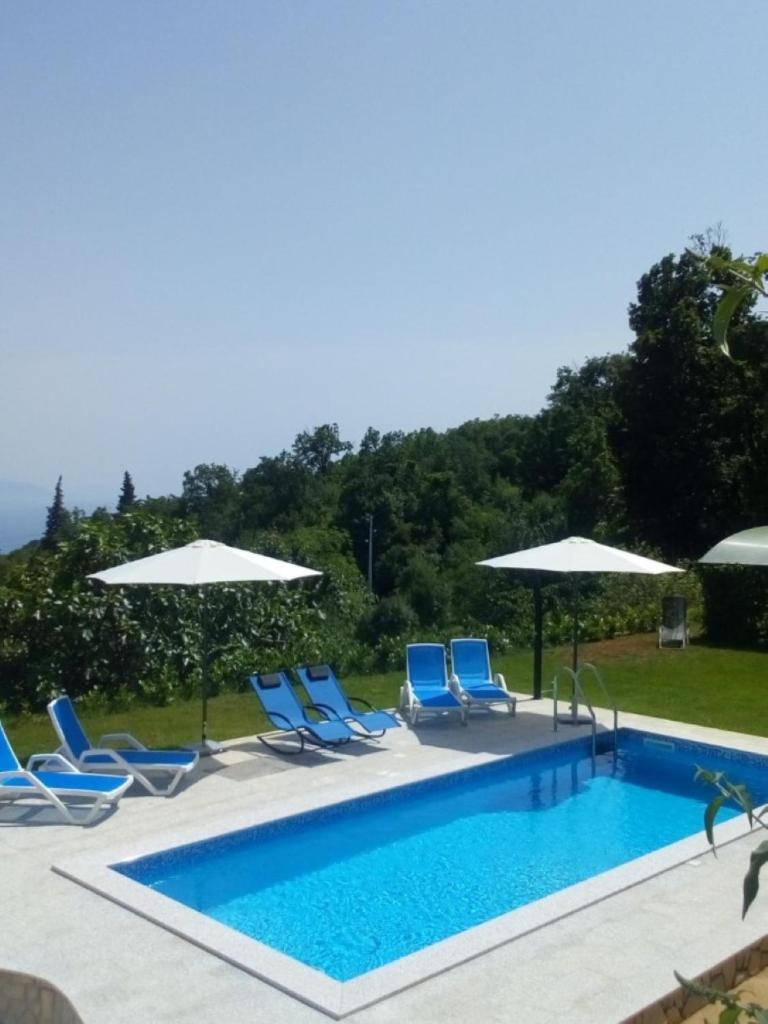 Apartment Rea with Pool photo 2