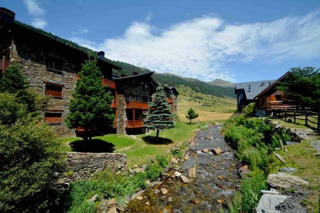 {
  "en-gb": "Preciosa Pleta en la Vall d Incles 1-13 HUT 7960"
}