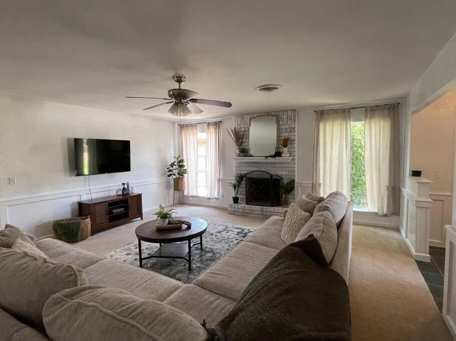 Shiloh House 3-bed, 2 bath, living room, garage photo 1