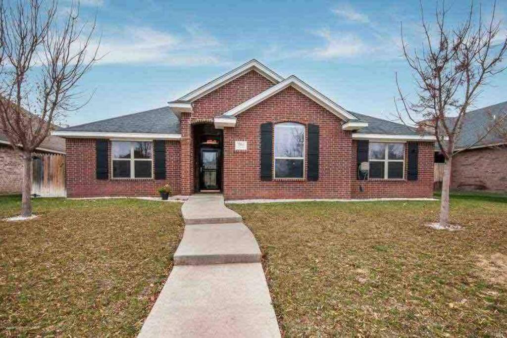 Enjoy leisure at 4BR, fireplace, & whirlpool photo 4